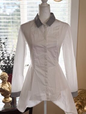 DO+BE White Button-Back Shirt with Black Striped Collar Top